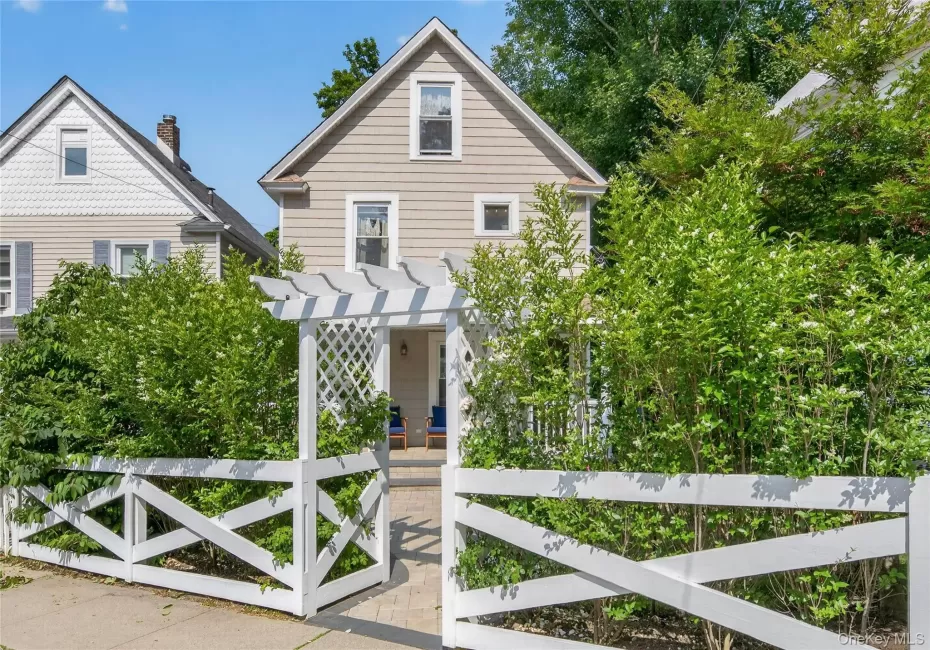 96 School Street, Oyster Bay, NY, 4 Bedrooms Bedrooms, 7 Rooms Rooms,3 BathroomsBathrooms,Residential Lease,For Rent,School,0,1018961 96 School Street, Oyster Bay, NY, 4 Bedrooms Bedrooms, 7 Rooms Rooms,3 BathroomsBathrooms,Residential Lease,For Rent,School,0,1018961