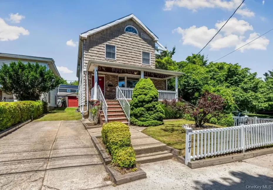 Picturesque detached home with private Driveway & 2 patios Picturesque detached home with private Driveway & 2 patios