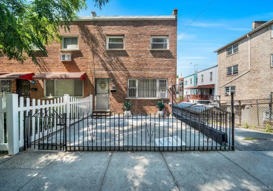 2067 Chatterton Avenue, New York, NY, 3 Bedrooms Bedrooms, 8 Rooms Rooms,2 BathroomsBathrooms,Residential,For Rent,Chatterton,0,1019492 2067 Chatterton Avenue, New York, NY, 3 Bedrooms Bedrooms, 8 Rooms Rooms,2 BathroomsBathrooms,Residential,For Rent,Chatterton,0,1019492