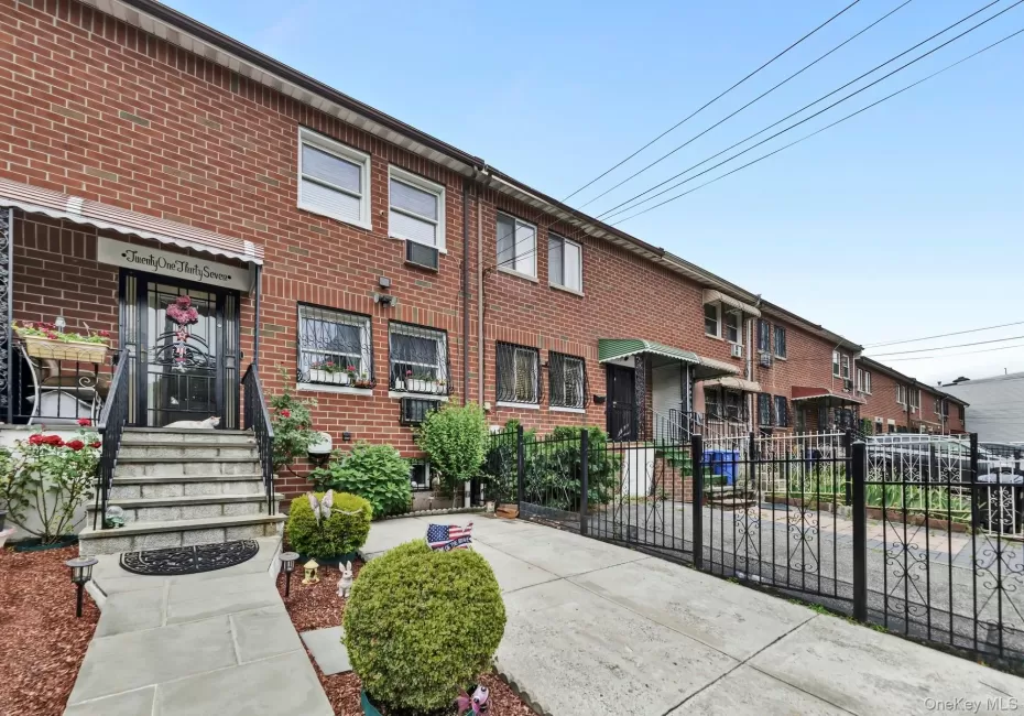 2137 Clinton Avenue, New York, NY, 3 Bedrooms Bedrooms, 6 Rooms Rooms,1 BathroomBathrooms,Residential,For Rent,Clinton,0,1016881 2137 Clinton Avenue, New York, NY, 3 Bedrooms Bedrooms, 6 Rooms Rooms,1 BathroomBathrooms,Residential,For Rent,Clinton,0,1016881