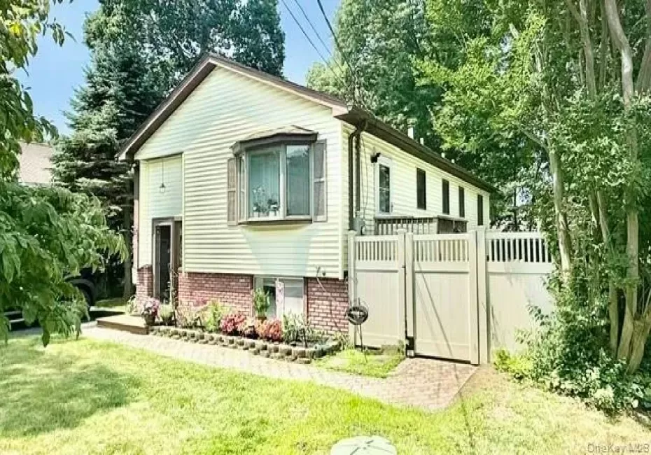 26 Robinwood Street, Brookhaven, NY, 3 Bedrooms Bedrooms, 6 Rooms Rooms,2 BathroomsBathrooms,Residential,For Rent,Robinwood,0,1020846 26 Robinwood Street, Brookhaven, NY, 3 Bedrooms Bedrooms, 6 Rooms Rooms,2 BathroomsBathrooms,Residential,For Rent,Robinwood,0,1020846