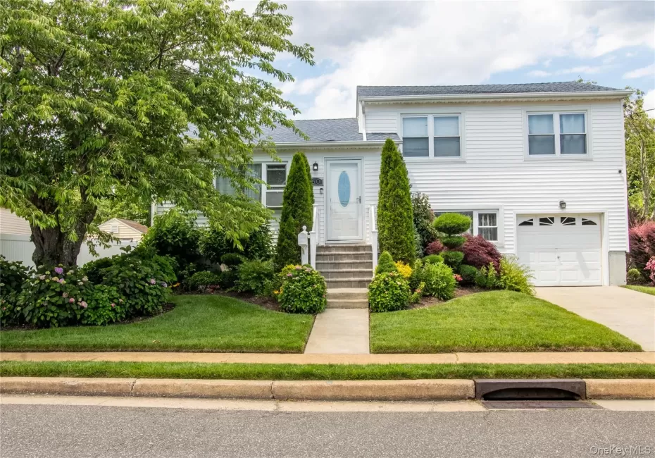 Meticuloulsly-Landscaped Front of Home with Welcoming Curb Appeal Meticuloulsly-Landscaped Front of Home with Welcoming Curb Appeal