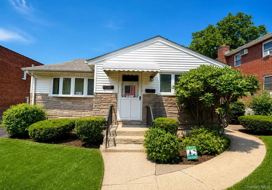 Ranch-style exterior with stone and vinyl siding Ranch-style exterior with stone and vinyl siding