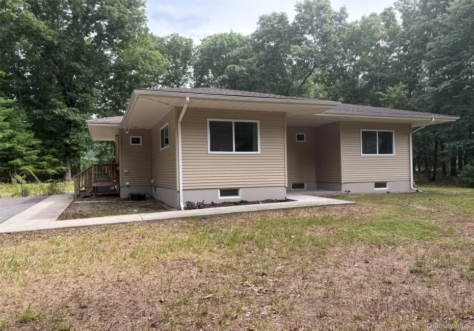 Front walkway and to back separate entrance to lower level- Perfect for extended family Front walkway and to back separate entrance to lower level- Perfect for extended family
