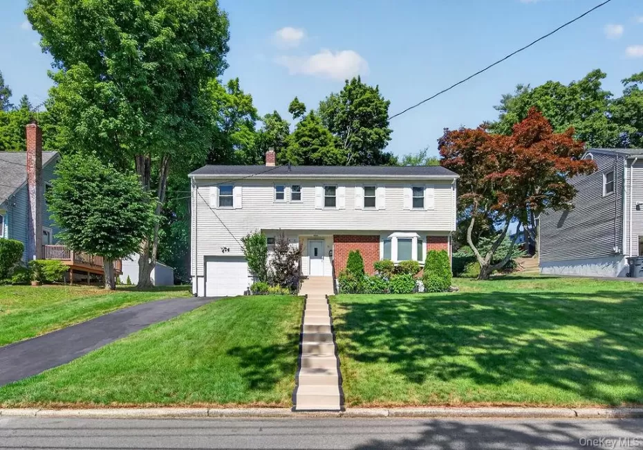 picture perfect front to back split in Hilltop Farms picture perfect front to back split in Hilltop Farms