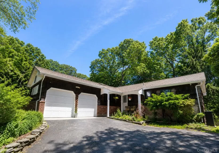 Huge driveway for additional parking Huge driveway for additional parking