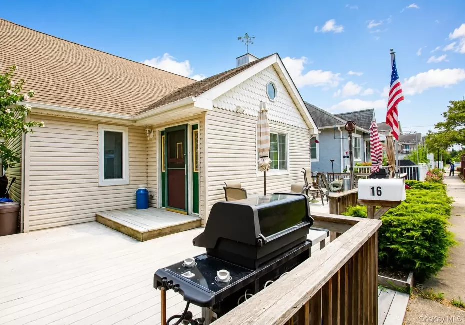 Beautiful outdoor deck with private Webber grill Beautiful outdoor deck with private Webber grill