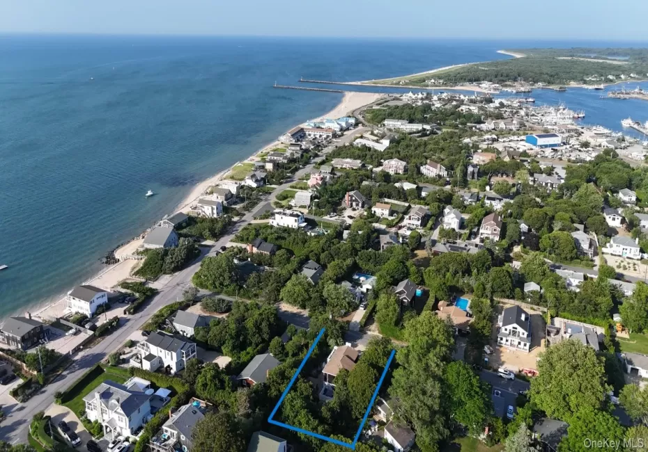 Close to private beach access Close to private beach access