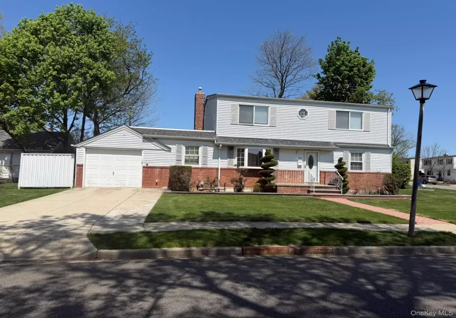 Spacious 5 Br Colonial In Herricks SD! Spacious 5 Br Colonial In Herricks SD!