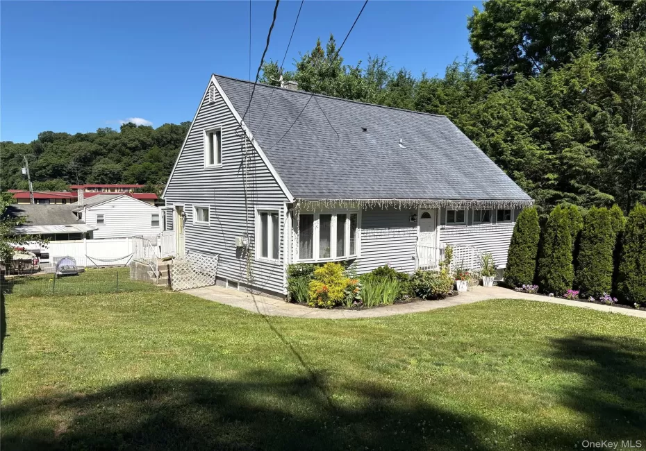 BEAUTIFULLY LANDSCAPED VIEW OF HOME AND SIDE YARD. BEAUTIFULLY LANDSCAPED VIEW OF HOME AND SIDE YARD.