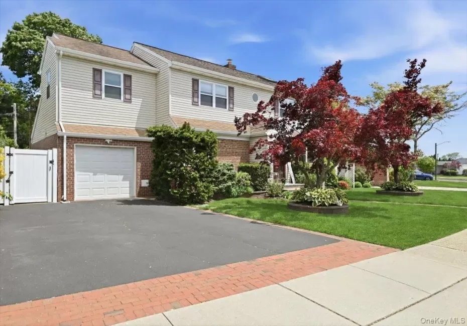 19 Berkshire Road, Oyster Bay, NY, 4 Bedrooms Bedrooms, 8 Rooms Rooms,3 BathroomsBathrooms,Residential,For Rent,Berkshire,0,1007252 19 Berkshire Road, Oyster Bay, NY, 4 Bedrooms Bedrooms, 8 Rooms Rooms,3 BathroomsBathrooms,Residential,For Rent,Berkshire,0,1007252
