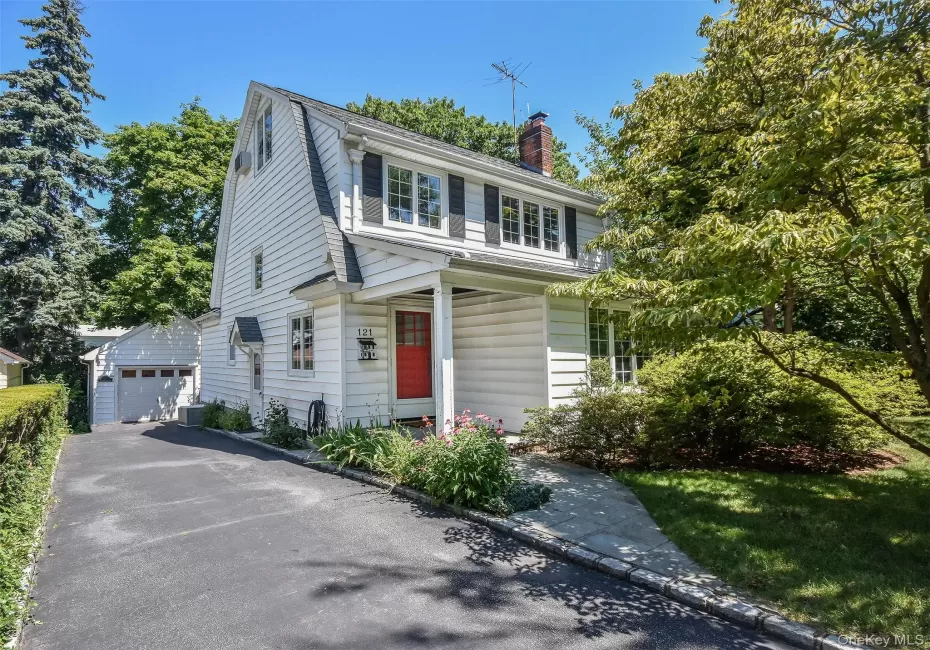 121 Hillcrest Avenue, North Hempstead, NY, 3 Bedrooms Bedrooms, 7 Rooms Rooms,2 BathroomsBathrooms,Residential Lease,For Rent,Hillcrest,0,1019028 121 Hillcrest Avenue, North Hempstead, NY, 3 Bedrooms Bedrooms, 7 Rooms Rooms,2 BathroomsBathrooms,Residential Lease,For Rent,Hillcrest,0,1019028