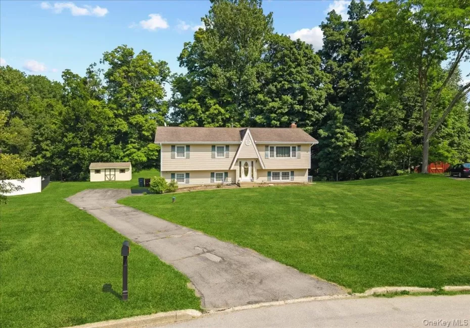 Set in a choice neighborhood close to schools, shopping, entertainment and parks. Set in a choice neighborhood close to schools, shopping, entertainment and parks.