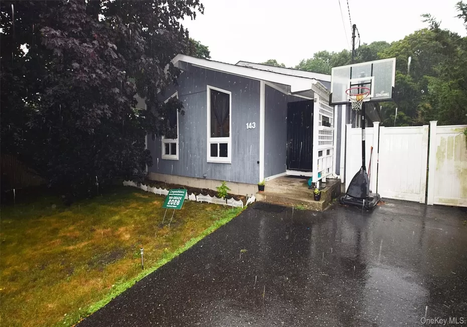 143 Meadowmere Avenue, Brookhaven, NY, 3 Bedrooms Bedrooms, 5 Rooms Rooms,1 BathroomBathrooms,Residential,For Rent,Meadowmere,0,1022590 143 Meadowmere Avenue, Brookhaven, NY, 3 Bedrooms Bedrooms, 5 Rooms Rooms,1 BathroomBathrooms,Residential,For Rent,Meadowmere,0,1022590