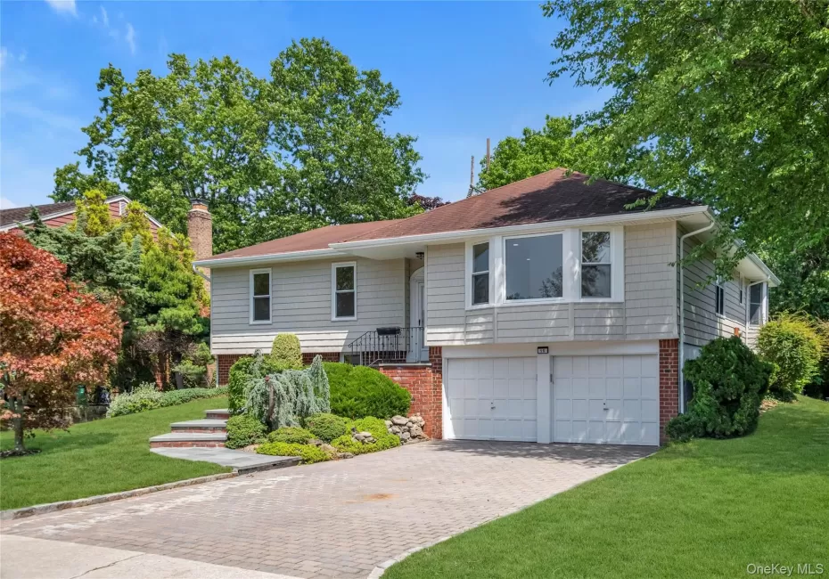 19 Carriage Road, North Hempstead, NY, 3 Bedrooms Bedrooms, 7 Rooms Rooms,2 BathroomsBathrooms,Residential,For Rent,Carriage,0,1015154 19 Carriage Road, North Hempstead, NY, 3 Bedrooms Bedrooms, 7 Rooms Rooms,2 BathroomsBathrooms,Residential,For Rent,Carriage,0,1015154