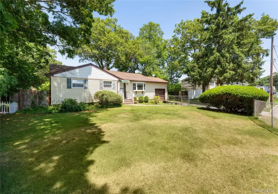 Beautiful Ranch in Comsewogue School District Beautiful Ranch in Comsewogue School District