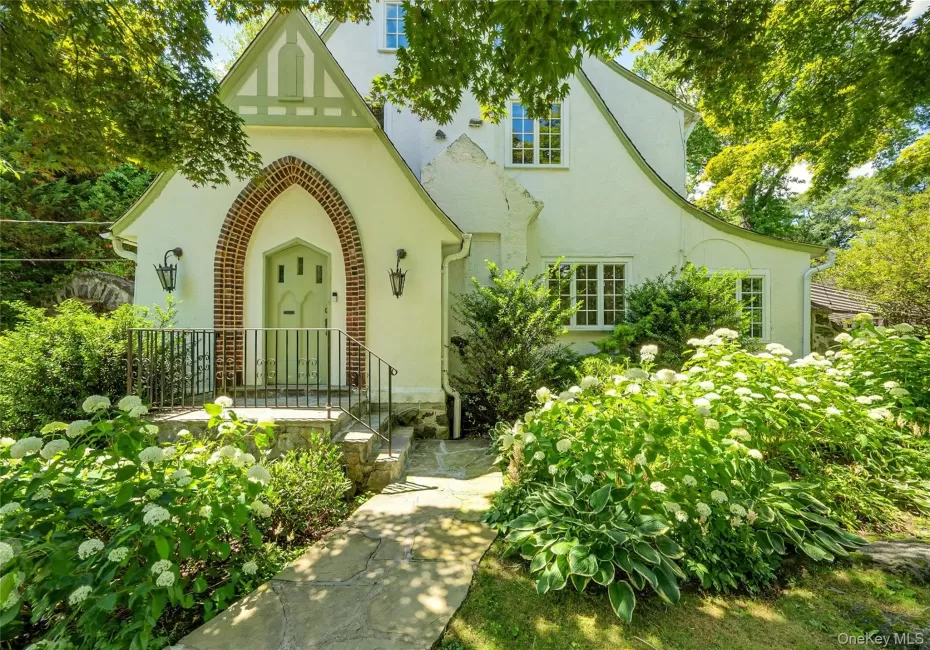 42 Knollwood Drive, New Rochelle, NY, 5 Bedrooms Bedrooms, 8 Rooms Rooms,4 BathroomsBathrooms,Residential,For Rent,Knollwood,0,1018462 42 Knollwood Drive, New Rochelle, NY, 5 Bedrooms Bedrooms, 8 Rooms Rooms,4 BathroomsBathrooms,Residential,For Rent,Knollwood,0,1018462