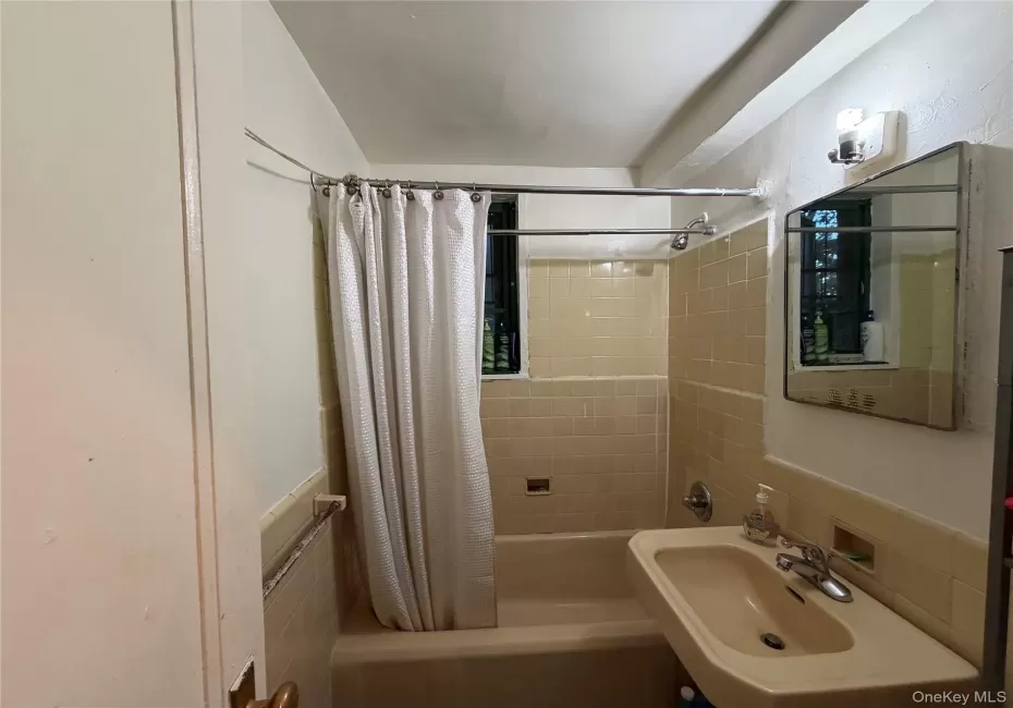 1551 Unionport Road, New York, NY, 1 Bedroom Bedrooms, 3 Rooms Rooms,1 BathroomBathrooms,Residential,For Rent,Unionport,0,1024018 1551 Unionport Road, New York, NY, 1 Bedroom Bedrooms, 3 Rooms Rooms,1 BathroomBathrooms,Residential,For Rent,Unionport,0,1024018