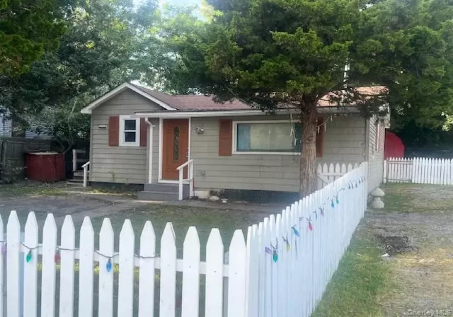 84 Point Road, Southampton, NY, 3 Bedrooms Bedrooms, 6 Rooms Rooms,1 BathroomBathrooms,Residential,For Rent,Point,0,1022515 84 Point Road, Southampton, NY, 3 Bedrooms Bedrooms, 6 Rooms Rooms,1 BathroomBathrooms,Residential,For Rent,Point,0,1022515