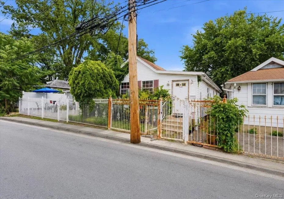 1202 Harding Park, New York, NY, 3 Bedrooms Bedrooms, 5 Rooms Rooms,2 BathroomsBathrooms,Residential,For Rent,Harding,0,1024198 1202 Harding Park, New York, NY, 3 Bedrooms Bedrooms, 5 Rooms Rooms,2 BathroomsBathrooms,Residential,For Rent,Harding,0,1024198