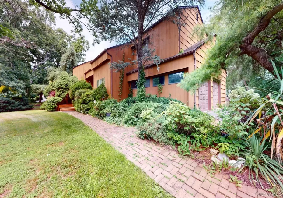 Welcome to this spacious home situated on a large lot! Welcome to this spacious home situated on a large lot!