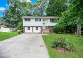 39 Wolfhollow Road, Brookhaven, NY, 3 Bedrooms Bedrooms, 9 Rooms Rooms,2 BathroomsBathrooms,Residential Lease,For Rent,Wolfhollow,0,1016153 39 Wolfhollow Road, Brookhaven, NY, 3 Bedrooms Bedrooms, 9 Rooms Rooms,2 BathroomsBathrooms,Residential Lease,For Rent,Wolfhollow,0,1016153