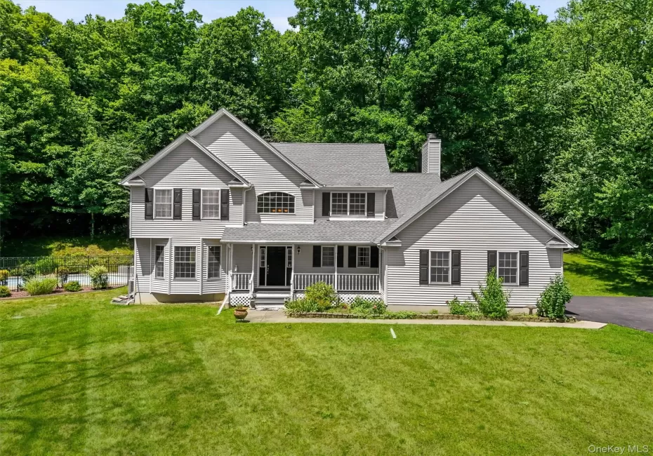 Welcome to 32 Robinson Lane ! Welcome to 32 Robinson Lane !