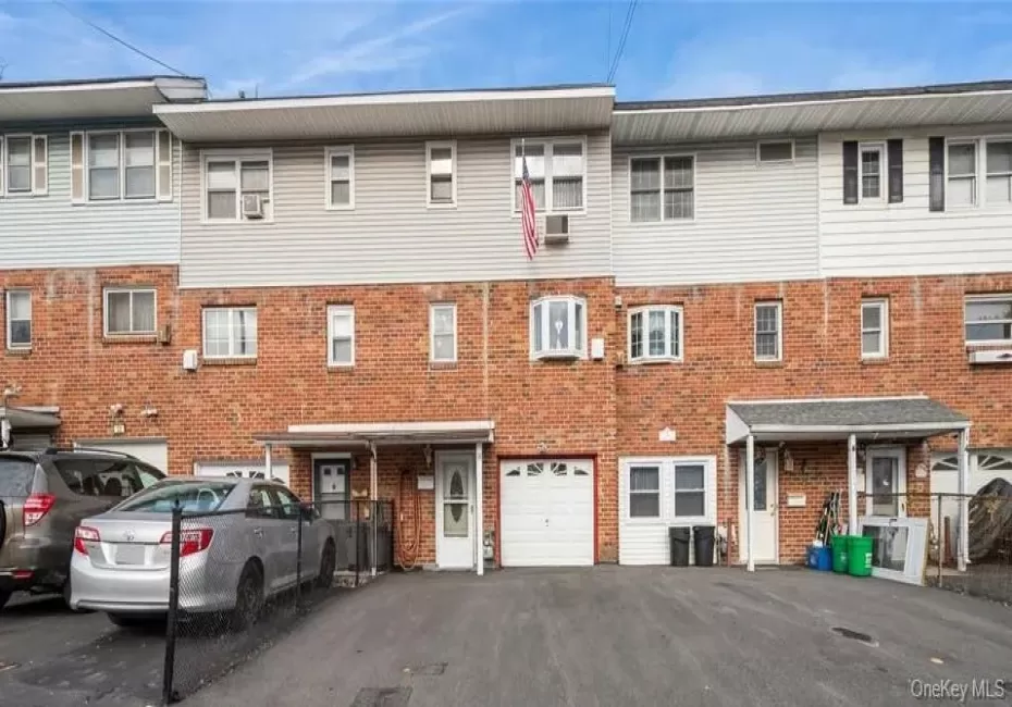 Tri level townhouse with garage! Tri level townhouse with garage!