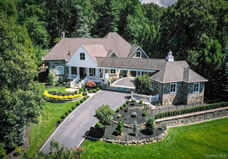 25 Marions Lane, Huntington, NY, 4 Bedrooms Bedrooms, 16 Rooms Rooms,3 BathroomsBathrooms,Residential,For Rent,Marions,0,1025980 25 Marions Lane, Huntington, NY, 4 Bedrooms Bedrooms, 16 Rooms Rooms,3 BathroomsBathrooms,Residential,For Rent,Marions,0,1025980