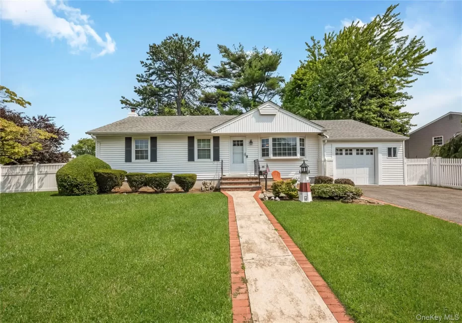 Great Curb Appeal and Double Driveway! Great Curb Appeal and Double Driveway!