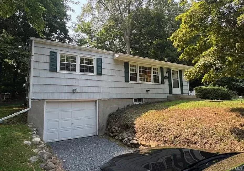 402 Thompson Street, Brookhaven, NY, 3 Bedrooms Bedrooms, 5 Rooms Rooms,1 BathroomBathrooms,Residential Lease,For Rent,Thompson,0,1026834 402 Thompson Street, Brookhaven, NY, 3 Bedrooms Bedrooms, 5 Rooms Rooms,1 BathroomBathrooms,Residential Lease,For Rent,Thompson,0,1026834