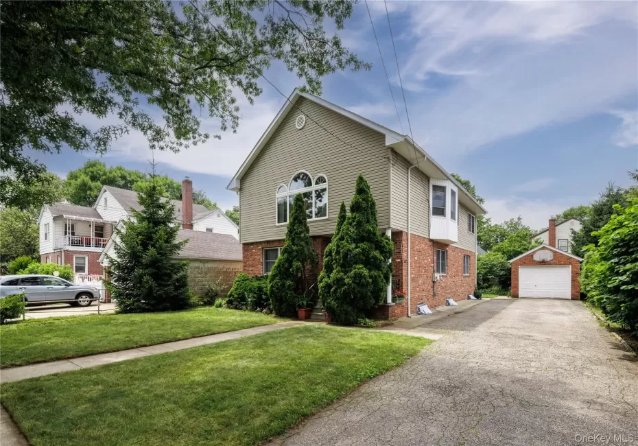 122 Irving Avenue, North Hempstead, NY, 5 Bedrooms Bedrooms, 11 Rooms Rooms,3 BathroomsBathrooms,Residential,For Rent,Irving,0,1017921 122 Irving Avenue, North Hempstead, NY, 5 Bedrooms Bedrooms, 11 Rooms Rooms,3 BathroomsBathrooms,Residential,For Rent,Irving,0,1017921