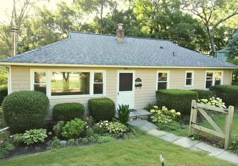 Please note that this photo has been virtually staged because the property is undergoing new siding installation and landscaping. Please note that this photo has been virtually staged because the property is undergoing new siding installation and landscaping.