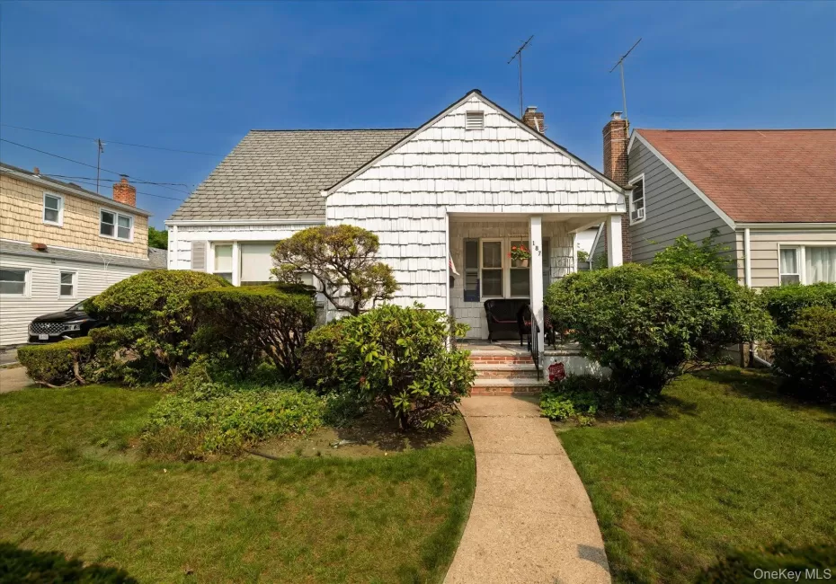 187 Raff Avenue, Hempstead, NY, 4 Bedrooms Bedrooms, 7 Rooms Rooms,1 BathroomBathrooms,Residential,For Rent,Raff,0,1025445 187 Raff Avenue, Hempstead, NY, 4 Bedrooms Bedrooms, 7 Rooms Rooms,1 BathroomBathrooms,Residential,For Rent,Raff,0,1025445