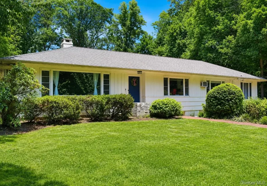 46 Mayfair Drive, Huntington, NY, 3 Bedrooms Bedrooms, 7 Rooms Rooms,1 BathroomBathrooms,Residential,For Rent,Mayfair,0,1010235 46 Mayfair Drive, Huntington, NY, 3 Bedrooms Bedrooms, 7 Rooms Rooms,1 BathroomBathrooms,Residential,For Rent,Mayfair,0,1010235