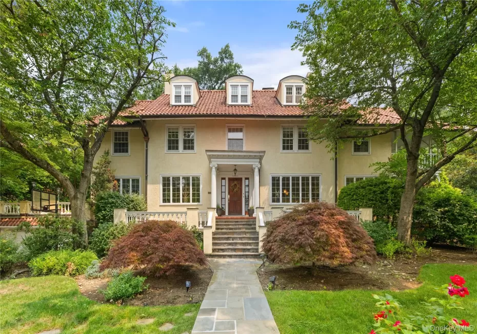 Welcome to 2 Dellwood Road located in the beautiful enclave of Cedar Knolls in Bronxville P.O. Yonkers! Welcome to 2 Dellwood Road located in the beautiful enclave of Cedar Knolls in Bronxville P.O. Yonkers!