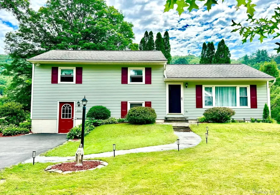 Beautiful home with bonus second build able lot with garage sitting on over 2 Acres on Callicoon Creek. Breathtaking retreat. Beautiful home with bonus second build able lot with garage sitting on over 2 Acres on Callicoon Creek. Breathtaking retreat.