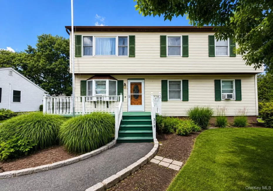315 Paumanake Avenue, Islip, NY, 3 Bedrooms Bedrooms, 6 Rooms Rooms,1 BathroomBathrooms,Residential Lease,For Rent,Paumanake,0,1028678 315 Paumanake Avenue, Islip, NY, 3 Bedrooms Bedrooms, 6 Rooms Rooms,1 BathroomBathrooms,Residential Lease,For Rent,Paumanake,0,1028678