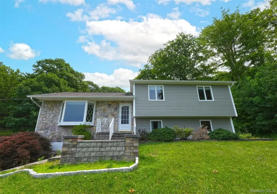 Welcoming Split Levelwith attractive Stone front and Large Angle Bay Window. Welcoming Split Levelwith attractive Stone front and Large Angle Bay Window.