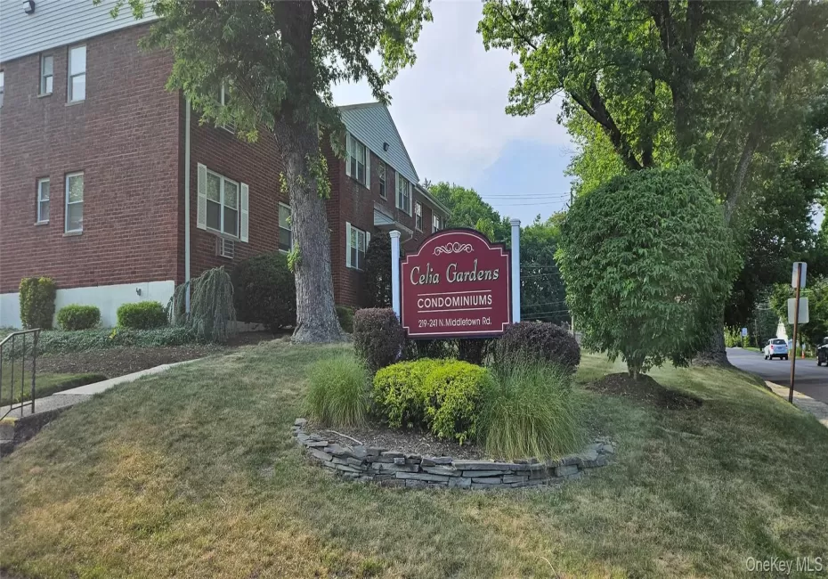 Community / neighborhood sign featuring a lawn Community / neighborhood sign featuring a lawn