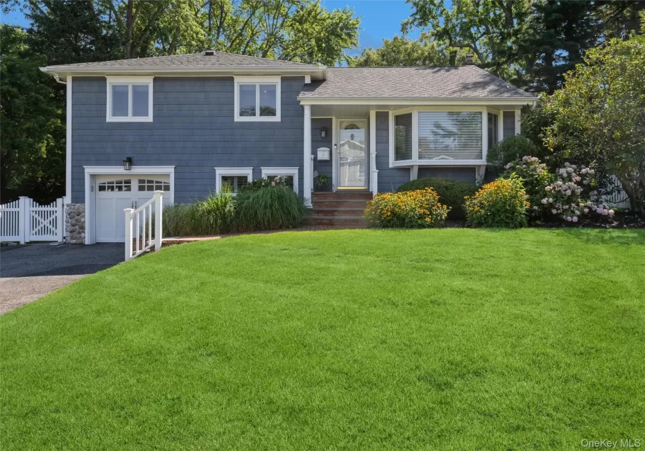 Beautifully renovated 3B/2b split-level home in the Marble Hills neighborhood of Halesite. Beautifully renovated 3B/2b split-level home in the Marble Hills neighborhood of Halesite.