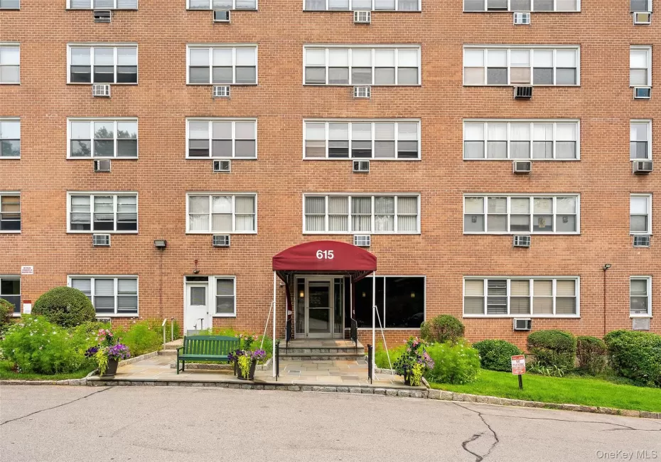 Welcome to 615 Palmer House located in a gated community in Yonkers, NY! Welcome to 615 Palmer House located in a gated community in Yonkers, NY!