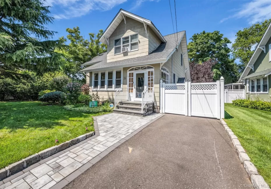 30 West Street, Oyster Bay, NY, 5 Bedrooms Bedrooms, 10 Rooms Rooms,2 BathroomsBathrooms,Residential,For Rent,West,0,1031555 30 West Street, Oyster Bay, NY, 5 Bedrooms Bedrooms, 10 Rooms Rooms,2 BathroomsBathrooms,Residential,For Rent,West,0,1031555