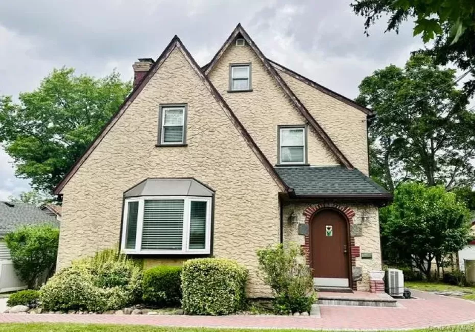 25511 Iowa Road, North Hempstead, NY, 3 Bedrooms Bedrooms, 10 Rooms Rooms,1 BathroomBathrooms,Residential,For Rent,Iowa,0,1031886 25511 Iowa Road, North Hempstead, NY, 3 Bedrooms Bedrooms, 10 Rooms Rooms,1 BathroomBathrooms,Residential,For Rent,Iowa,0,1031886
