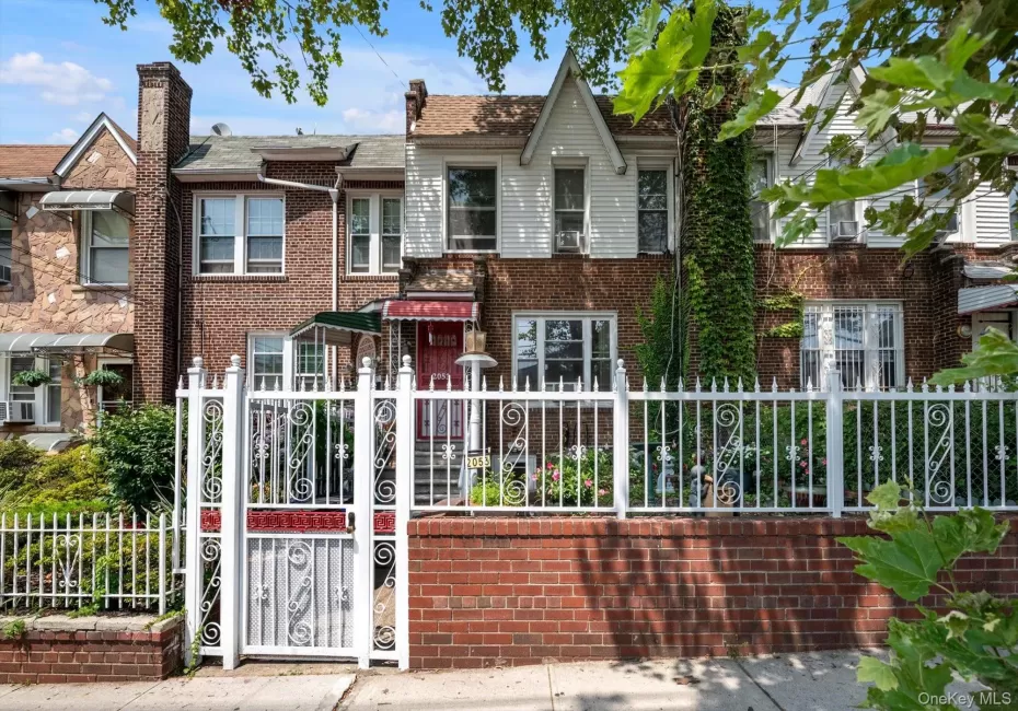 2053 Turnbull Avenue, New York, NY, 3 Bedrooms Bedrooms, 10 Rooms Rooms,2 BathroomsBathrooms,Residential,For Rent,Turnbull,0,1030964 2053 Turnbull Avenue, New York, NY, 3 Bedrooms Bedrooms, 10 Rooms Rooms,2 BathroomsBathrooms,Residential,For Rent,Turnbull,0,1030964