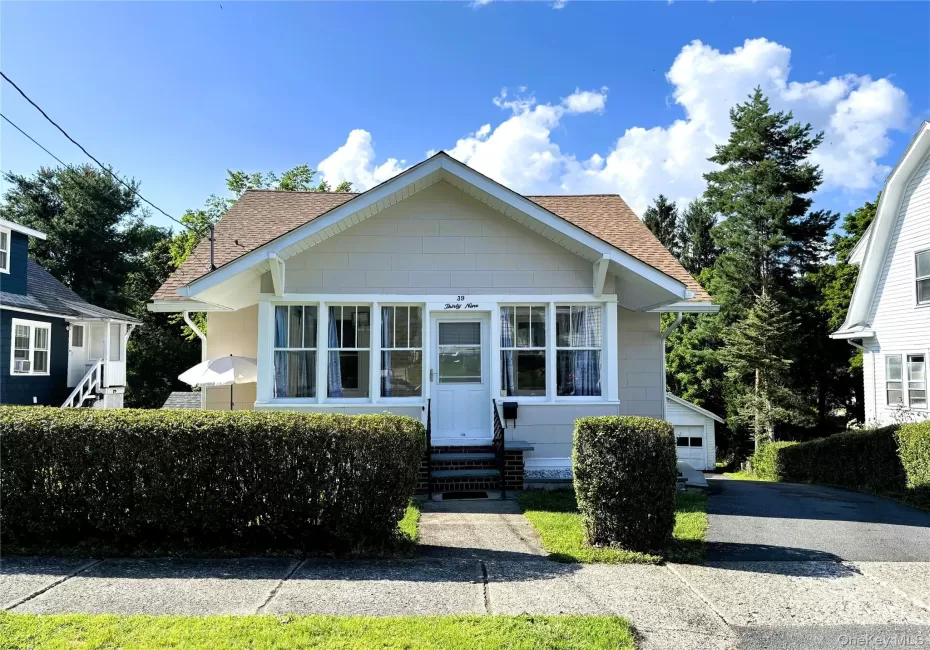 39 California Avenue, Middletown, NY, 4 Bedrooms Bedrooms, 7 Rooms Rooms,1 BathroomBathrooms,Residential,For Rent,California,0,1031475 39 California Avenue, Middletown, NY, 4 Bedrooms Bedrooms, 7 Rooms Rooms,1 BathroomBathrooms,Residential,For Rent,California,0,1031475