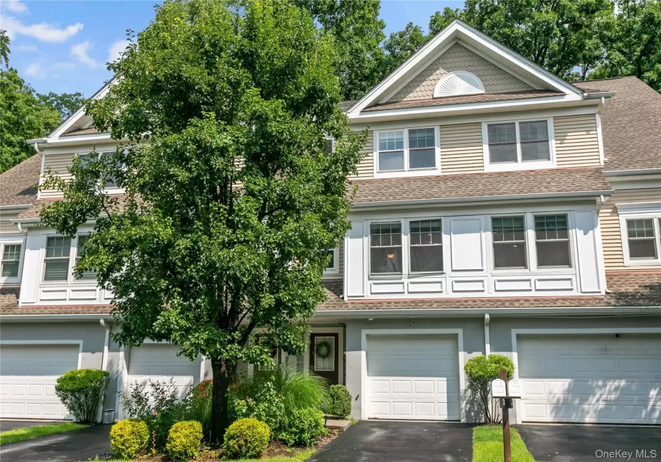 Welcome to this stunning Townhome at 138 Underhill. Welcome to this stunning Townhome at 138 Underhill.
