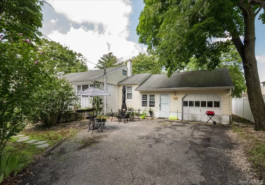 307 Old Country Road, Huntington, NY, 4 Bedrooms Bedrooms, 8 Rooms Rooms,2 BathroomsBathrooms,Residential,For Rent,Old Country,0,1032983 307 Old Country Road, Huntington, NY, 4 Bedrooms Bedrooms, 8 Rooms Rooms,2 BathroomsBathrooms,Residential,For Rent,Old Country,0,1032983