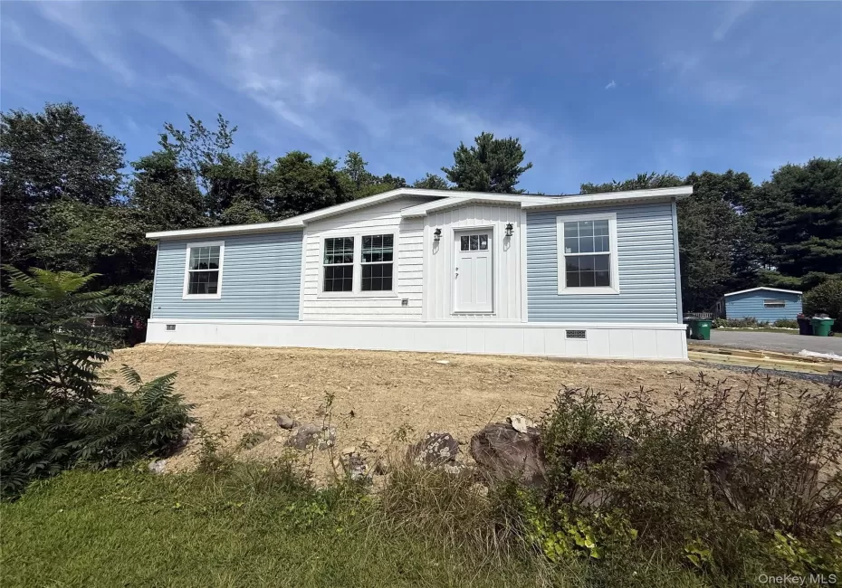 Manufactured / mobile home featuring crawl space Manufactured / mobile home featuring crawl space