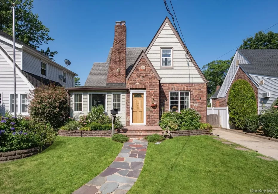 1640 Roosevelt Street, Hempstead, NY, 5 Bedrooms Bedrooms, 8 Rooms Rooms,2 BathroomsBathrooms,Residential,For Rent,Roosevelt,0,1026009 1640 Roosevelt Street, Hempstead, NY, 5 Bedrooms Bedrooms, 8 Rooms Rooms,2 BathroomsBathrooms,Residential,For Rent,Roosevelt,0,1026009